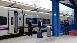 Sarajevo, Bosna i Hercegovina - 1. juni 2020:Nakon pauze od više od dva mjeseca, u sklopu mjera poduzetih zbog širenja koronavirusa, u Federaciji Bosne i Hercegovine ponovno je uspostavljen željeznički saobraćajŽeljeznice Federacije Bosne i Hercegovine od danas uspostavljaju željeznički putnički prevoz u lokalnom saobraćaju, a vozovi će voziti u skladu sa izmijenjenim redom vožnje Na Željezničku stanicu u Sarajevo u jutarnjim satima stigao je voz sa dvadesetak putnika, koji saobraća na relaciji Sarajevo - Čapljina - Sarajevo (Mustafa Öztürk - Anadolu Agency)/Mustafa Öztürk