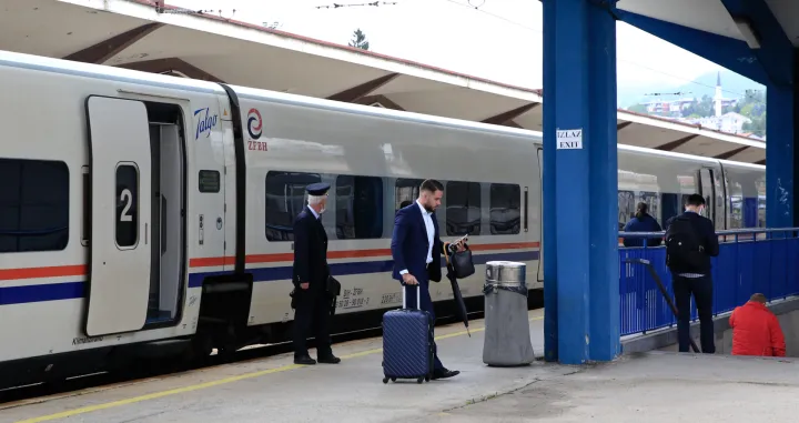 Sarajevo, Bosna i Hercegovina - 1. juni 2020:Nakon pauze od vi&scaron;e od dva mjeseca, u sklopu mjera poduzetih zbog &scaron;irenja koronavirusa, u Federaciji Bosne i Hercegovine ponovno je uspostavljen željeznički saobraćajŽeljeznice Federacije Bosne i Hercegovine od danas uspostavljaju željeznički putnički prevoz u lokalnom saobraćaju, a vozovi će voziti u skladu sa izmijenjenim redom vožnje Na Željezničku stanicu u Sarajevo u jutarnjim satima stigao je voz sa dvadesetak putnika, koji saobraća na relaciji Sarajevo - Čapljina - Sarajevo (Mustafa &Ouml;zt&uuml;rk - Anadolu Agency)/Mustafa &Ouml;zt&uuml;rk