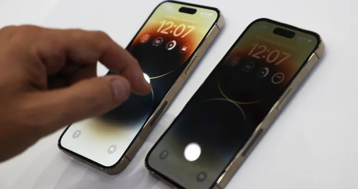 epa10168363 The Apple iPhone 14 Pro on display as members of the media explore several new products introduced during an Apple Special Event on the campus of Apple Park in Cupertino, California, USA, 07 September 2022. New products include the Apple Watch Series 8, Apple Watch Ultra, Apple Watch SE, iPhone 14, iPhone 14 Plus, iPhone 14 Pro and iPhone 14 Pro Max and the second generation AirPods Pro. EPA/JOHN G. MABANGLO/John G. Mabanglo