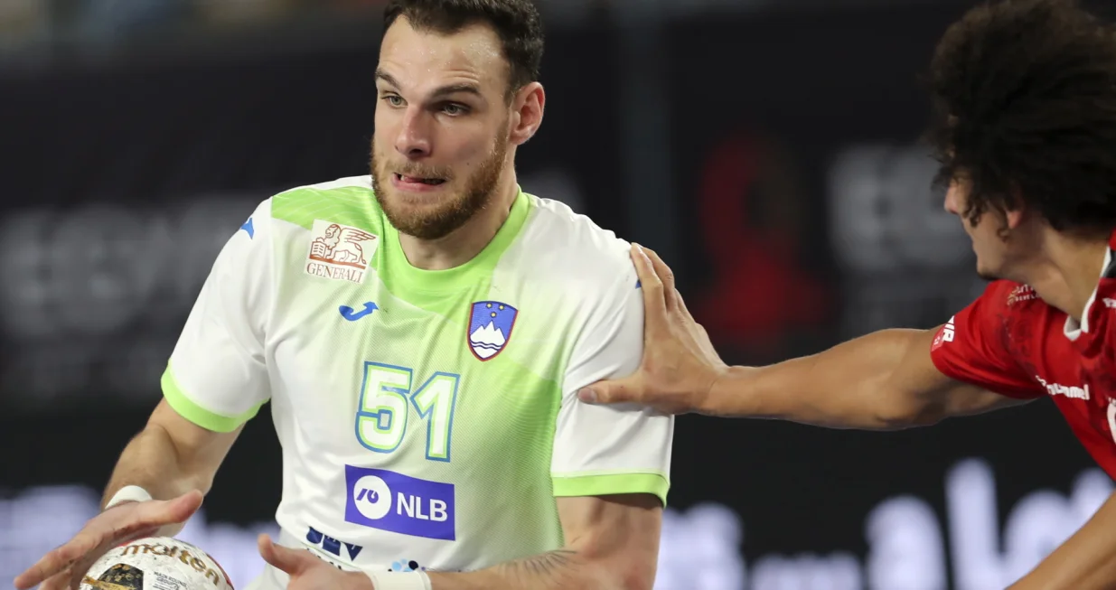 epa08962912 Borut Mackovsek (L) of Slovenia in action against Ali Zein (R) of Egypt during the Main Round match between Slovenia and Egypt at the 27th Men's Handball World Championship in Cairo, Egypt, 24 January 2021. EPA/Mohamed Abd El Ghany/POOL/Foto: Mohamed Abd El Ghany/Pool