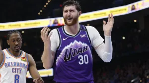 Jan 7, 2026; Oklahoma City, Oklahoma, USA; Utah Jazz center Jusuf Nurkić (30) reacts after a call against him during the second half against the Oklahoma City Thunder at Paycom Center. Mandatory Credit: Alonzo Adams-Imagn Images/Foto: Alonzo Adams
