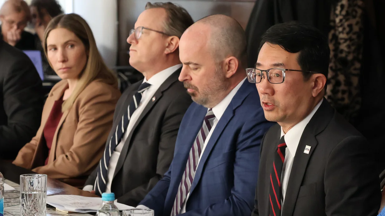 Delegacija Vlade Federacije BiH, predvođena Vedranom Lakićem i Nerinom Dizdarom razgovarala je danas sa otpravnikom poslova Ambasade SAD-a u BiH Johnom Ginkelom, te delegacijama Globalnog tima za energetsku industriju Američke agencije za trgovinu i razvoj (USTDA) i američke kompanije Bechtel//