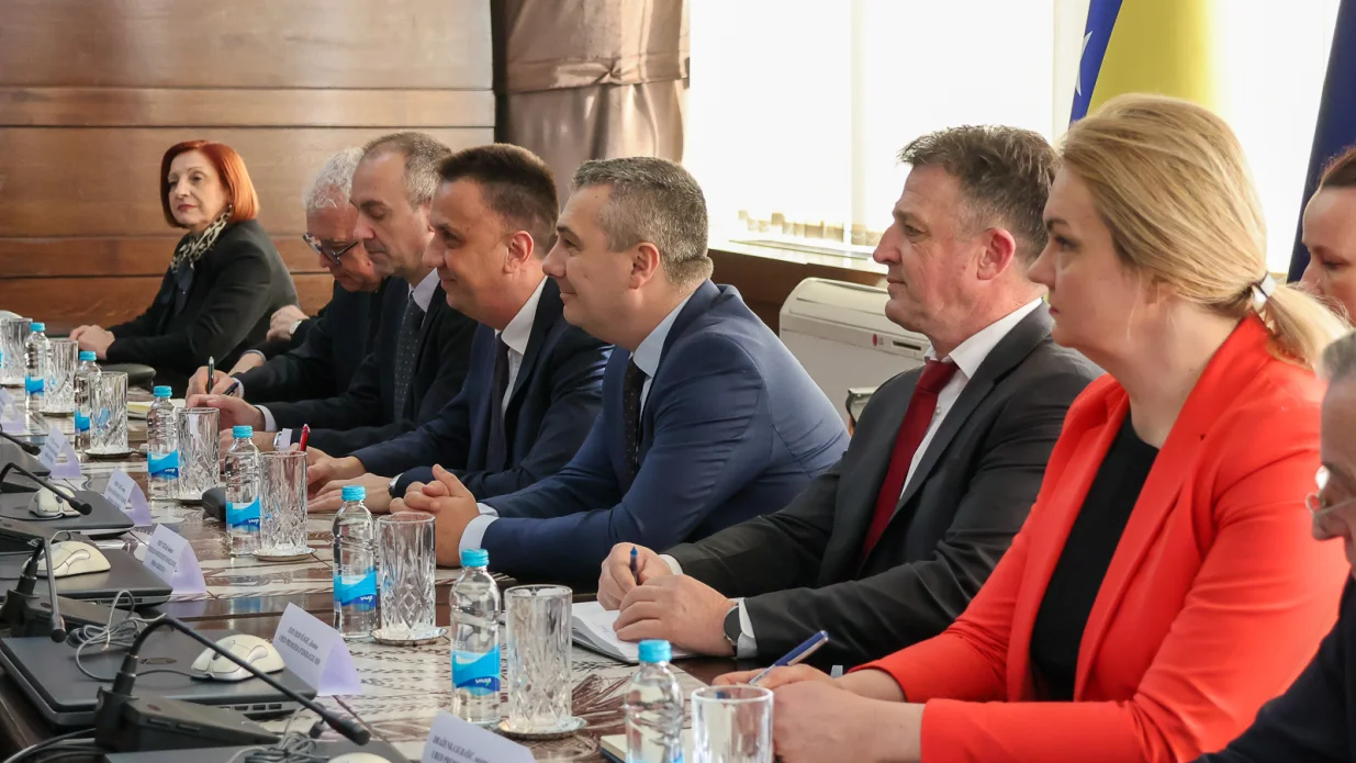 Delegacija Vlade Federacije BiH, predvođena Vedranom Lakićem i Nerinom Dizdarom razgovarala je danas sa otpravnikom poslova Ambasade SAD-a u BiH Johnom Ginkelom, te delegacijama Globalnog tima za energetsku industriju Američke agencije za trgovinu i razvoj (USTDA) i američke kompanije Bechtel//