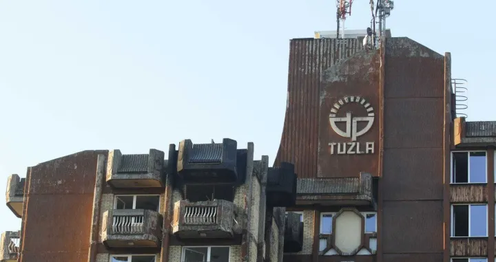 Tuzla, BiH, 5. novembar 2025: Najmanje 11 osoba je poginulo, a viЕЎe od 20 povrijeД'eno u velikom poЕѕaru koji je sinoД&Dagger; oko 20.45 sati izbio na sedmom spratu Doma penzionera u Tuzli (Ahmet Besic - Anadolu Agency)/