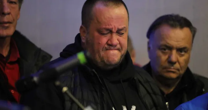 Građani se okupili na platou Skenderije kako bi odali počast Halidu Be&scaron;liću, među njima i Halidov sin Dino Be&scaron;lić/Senad Gubelić