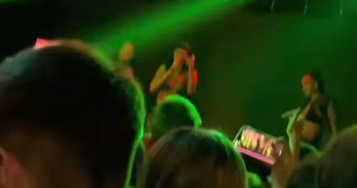 Teodora Džehverović, incident na koncertu, pogođena ča&scaron;om/Prtsc