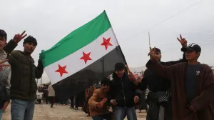 HALEP, SIRIJA - 17. JANUAR: Sirijski civili slave na ulicama nakon ЕЎto je grad Maskanah, zapadno od rijeke Eufrat, doЕЎao pod kontrolu sirijske vojske nakon operacije pokrenute prethodne veДЌeri u Halepu, Sirija, 17. januara 2026. Stanovnici su pozdravili povratak podruДЌja pod kontrolu vlade, zajedno sa susjednim regijama, ukljuДЌujuД‡i Deir Hafir. (Ећevket AkГ§a - Anadolu Agency)/