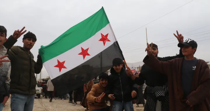 HALEP, SIRIJA - 17. JANUAR: Sirijski civili slave na ulicama nakon ЕЎto je grad Maskanah, zapadno od rijeke Eufrat, doЕЎao pod kontrolu sirijske vojske nakon operacije pokrenute prethodne veДЌeri u Halepu, Sirija, 17. januara 2026. Stanovnici su pozdravili povratak podruДЌja pod kontrolu vlade, zajedno sa susjednim regijama, ukljuДЌujuД&Dagger;i Deir Hafir. (Ећevket AkГ&sect;a - Anadolu Agency)/