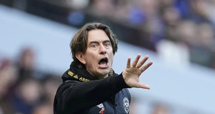 epa10301613 Brentford manager Thomas Frank gestures during the English Premier League soccer match between Manchester City and Brentford FC in Manchester, Britain, 12 November 2022. EPA/Tim Keeton EDITORIAL USE ONLY. No use with unauthorized audio, video, data, fixture lists, club/league logos or 'live' services. Online in-match use limited to 120 images, no video emulation. No use in betting, games or single club/league/player publications/Foto: Tim Keeton