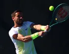 Tennis - Australian Open - Melbourne Park, Melbourne, Australia - January 18, 2026 Bosnia and Herzegovina's Damir Dzumhur in action during his first round match against Canada's Liam Draxl REUTERS/Tingshu Wang/Foto: Tingshu Wang