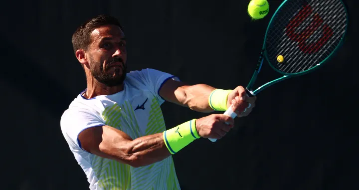 Tennis - Australian Open - Melbourne Park, Melbourne, Australia - January 18, 2026 Bosnia and Herzegovina's Damir Dzumhur in action during his first round match against Canada's Liam Draxl REUTERS/Tingshu Wang/Foto: Tingshu Wang