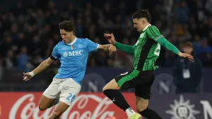 Soccer Football - Serie A - Napoli v U.S. Sassuolo - Stadio Diego Armando Maradona, Naples, Italy - January 17, 2026 Napoli's Antonio Vergara in action with U.S. Sassuolo's Tarik Muharemovic REUTERS/Ciro De Luca/Foto: Ciro De Luca