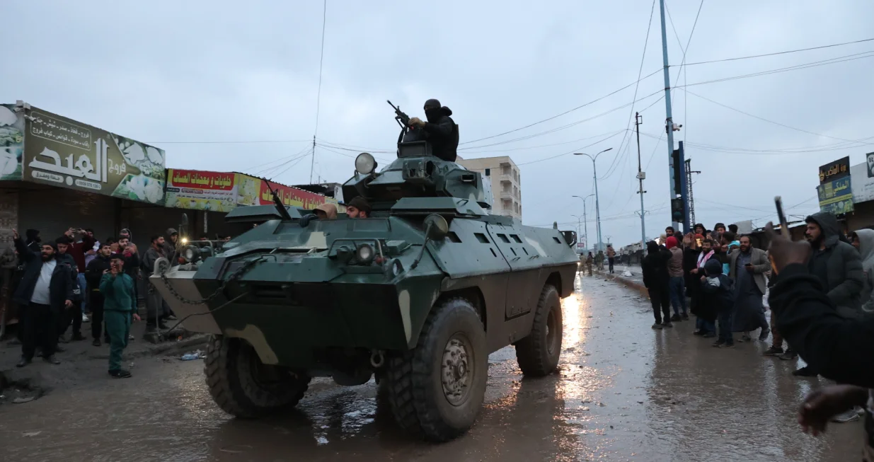 RAKKA, SIRIJA - 18. JANUAR: Jedinice sirijske vojske ulaze u centar grada Rakke u Siriji nakon ЕЎto su lokalni stanovnici i plemenske snage uglavnom povratili kontrolu od terorista YPG-a, koji djeluje pod imenom SDF. Mase se okupljaju u centru grada i pokazuju podrЕЎku sirijskim snagama. (Izz Aldien Alqasem - Anadolu Agency)/