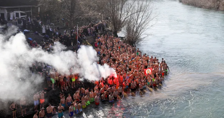 Okupljeni na plivanju za časni krst u Podgorici/Stevo Vasiljevic