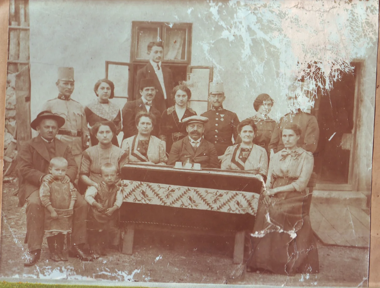 Lotika Celermajer sa porodicom i prijateljima/