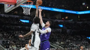 Jan 19, 2026; San Antonio, Texas, USA; Utah Jazz center Jusuf Nurkic (30) shoots over San Antonio Spurs forward Julian Champagnie (30) in the first half at Frost Bank Center. Mandatory Credit: Daniel Dunn-Imagn Images/Foto: Daniel Dunn