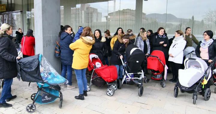 protest porodilja iz Zenice ispred zgrade Gradske upave u Zenici/Muhamed Tunović