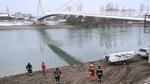 17.01.2025., Martinska Ves - Treci dan traje potraga za djetetom koje je nestalo u rijeci Savi kada je s njim majka usla u hladnu rijeku. U tijeku je i potraga ruijeke Save na podrucju Martinske Vesi Photo: Nikola Cutuk/PIXSELL/Nikola Cutuk/pixsell