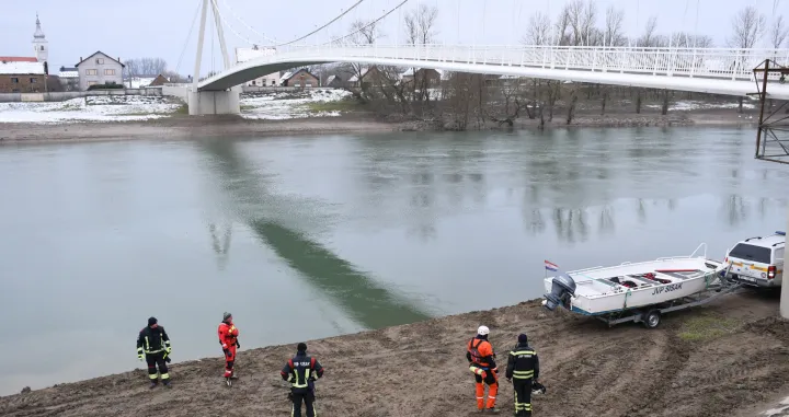 17.01.2025., Martinska Ves - Treci dan traje potraga za djetetom koje je nestalo u rijeci Savi kada je s njim majka usla u hladnu rijeku. U tijeku je i potraga ruijeke Save na podrucju Martinske Vesi Photo: Nikola Cutuk/PIXSELL/Nikola Cutuk/pixsell