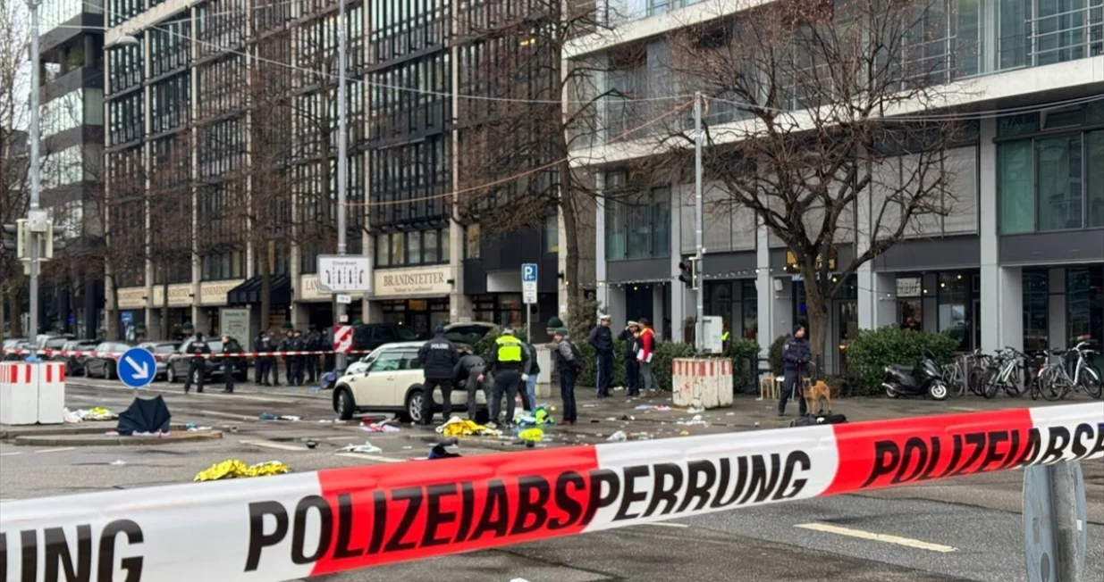 Automobilom (Mini Cooperom) se zabio u masu ljudi na protestu sindikata Verdi u Minhenu u Njemačkoj/Behl&uuml;l &Ccedil;etinkaya