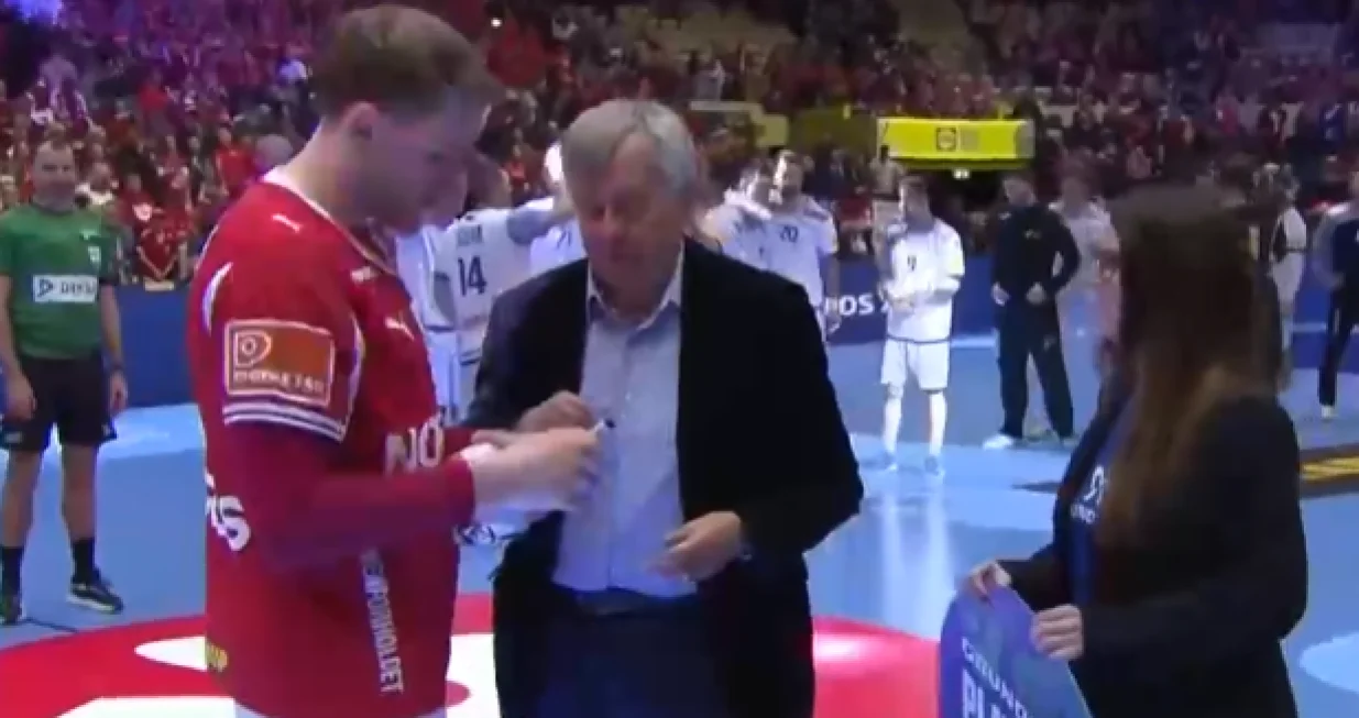 Nagradu je Pytlicku uručio predsjednik EHF-a/Foto: 