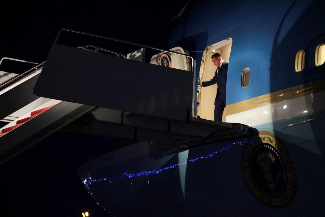 Staff allign the steps for U.S. President Donald Trump to deboard Air Force One after returning to Joint Base Andrews following an electrical problem identified mid-flight en route to Davos, Switzerland, at Joint Base Andrews, Maryland, U.S., January 20, 2026. REUTERS/Jonathan Ernst/Jonathan Ernst