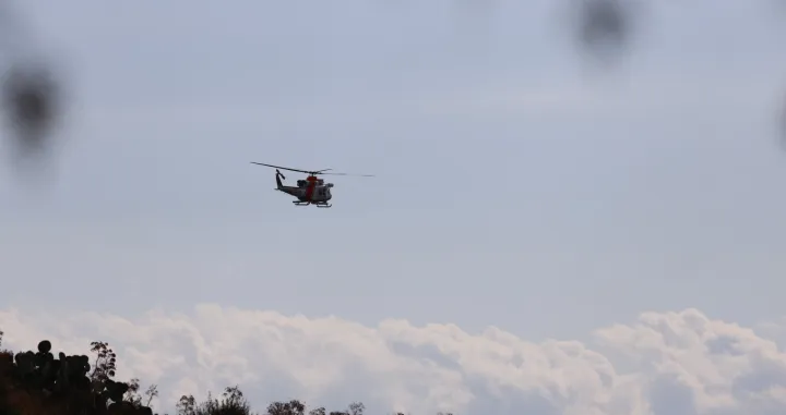 MUGLA; TURSKA - 24. OKTOBAR 2025.Najmanje 14 osoba je poginulo kada je ДЌamac s ilegalnim migrantima potonuo kod turske obale u okrugu Bodrum.Nakon ЕЎto su primili poziv za pomoД&Dagger; da je ДЌamac s migrantima potonuo kod obale Ortakenta, ДЌetiri plovila Obalne straЕѕe, ronilaДЌki tim, helikopter i nekoliko spasilaДЌkih ekipa poslani su na to podruДЌje.Tokom operacije, jedinice Obalne straЕѕe spasile su dva migranta i pronaЕЎle tijela 14 poginulih osoba.Potraga i spaЕЎavanje u tom podruДЌju se nastavljaju. (Ali BallД&plusmn; - Anadolu Agency)/