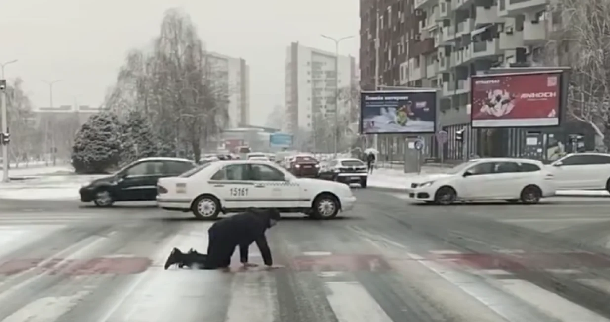 Mu&scaron;karac puže preko pje&scaron;ačkog prelaza/Sitel Tv