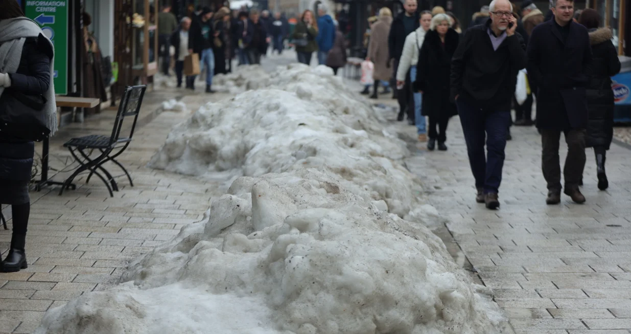 Otopljavanje maca snjeg neoči&scaron;ćen fasada odvodi/Senad Gubelić
