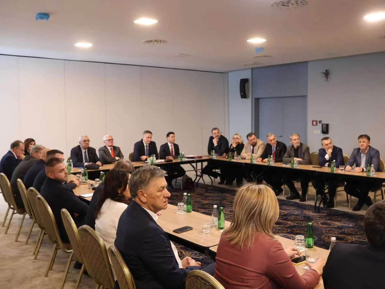 Bećirović ima podr&scaron;ku 12 partija/