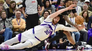 Jan 22, 2026; Salt Lake City, Utah, USA; Utah Jazz center Jusuf Nurkić (30) dives to steal the ball from San Antonio Spurs guard Stephon Castle (5) during the second half at Delta Center. Mandatory Credit: Peter Creveling-Imagn Images/Foto: Peter Creveling