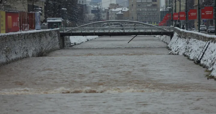 Zima či&scaron;ćenje vodostaj; nabujala Miljacka/Senad Gubelić