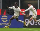 epa10396392 Roma's Tammy Abraham (L) jubilates with his teammate Benjamin Tahirovic after scoring the equalizer during the Italian Serie A soccer match between AC Milan and As Roma at Giuseppe Meazza stadium in Milan, Italy, 08 January 2023. EPA/MATTEO BAZZI/Foto: Matteo Bazzi