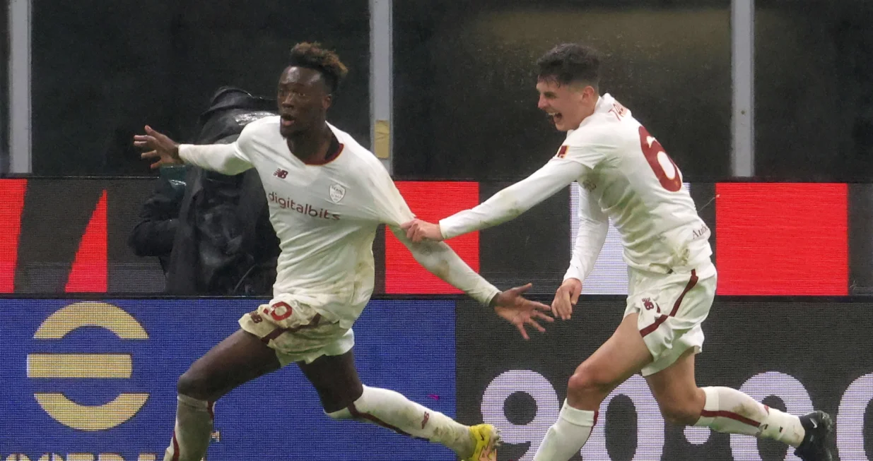 epa10396392 Roma's Tammy Abraham (L) jubilates with his teammate Benjamin Tahirovic after scoring the equalizer during the Italian Serie A soccer match between AC Milan and As Roma at Giuseppe Meazza stadium in Milan, Italy, 08 January 2023. EPA/MATTEO BAZZI/Foto: Matteo Bazzi