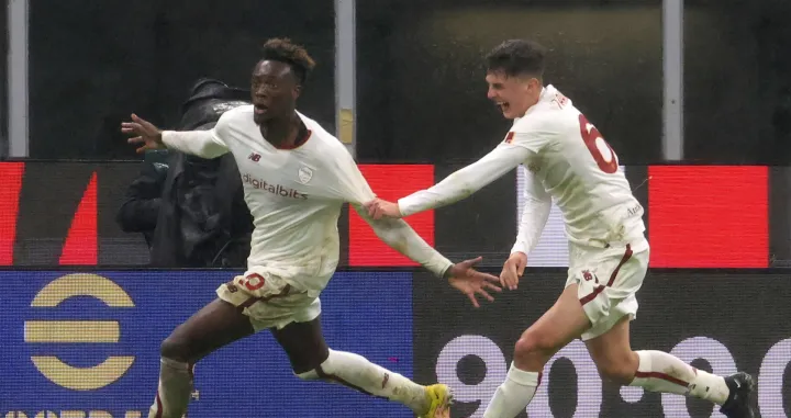 epa10396392 Roma's Tammy Abraham (L) jubilates with his teammate Benjamin Tahirovic after scoring the equalizer during the Italian Serie A soccer match between AC Milan and As Roma at Giuseppe Meazza stadium in Milan, Italy, 08 January 2023. EPA/MATTEO BAZZI/Foto: Matteo Bazzi