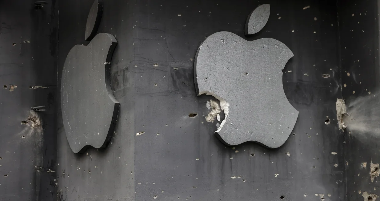 epa10261082 A damaged Apple logo at a shop after shelling in Mykolaiv, southern Ukraine, 23 October 2022. Russian troops on 24 February entered Ukrainian territory, starting a conflict that has provoked destruction and a humanitarian crisis. EPA/HANNIBAL HANSCHKE/Hannibal Hanschke