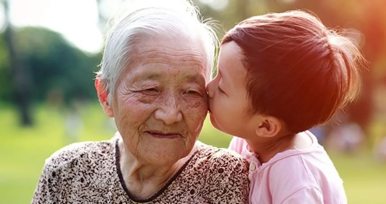 SZO istražuje da li bake i djedovi mogli zagrliti svoje unuke/