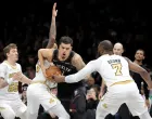 Jan 23, 2026; Brooklyn, New York, USA; Brooklyn Nets forward Michael Porter Jr. (17) controls the ball against Boston Celtics guards Baylor Scheierman (55) and Anfernee Simons (4) and Jaylen Brown (7) during the fourth quarter at Barclays Center. Mandatory Credit: Brad Penner-Imagn Images/Foto: Brad Penner