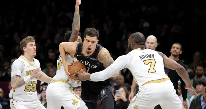 Jan 23, 2026; Brooklyn, New York, USA; Brooklyn Nets forward Michael Porter Jr. (17) controls the ball against Boston Celtics guards Baylor Scheierman (55) and Anfernee Simons (4) and Jaylen Brown (7) during the fourth quarter at Barclays Center. Mandatory Credit: Brad Penner-Imagn Images/Foto: Brad Penner