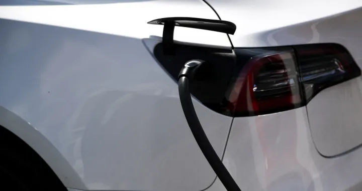 epa10180367 A Tesla electric vehicle charges at a supercharger station in Hawthorne, California, USA, 12 September 2022. In August 2022, California regulators passed a mandate to ban the sale of new gas-powered cars by 2035. Concerns over California's ability to provide enough power were raised during the recent heat wave when California issued FLEX alerts to ask its citizens to conserve engery during critical times. EPA/CAROLINE BREHMAN/Caroline Brehman