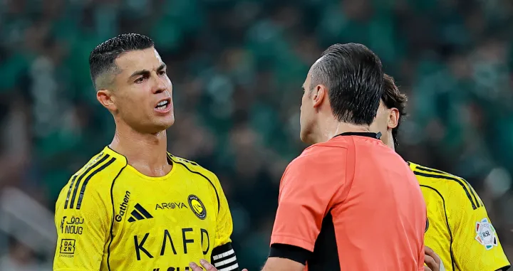 Soccer Football - Saudi Pro League - Al Ahli v Al Nassr - King Abdullah Sports City, Jeddah, Saudi Arabia - January 2, 2026 Al Nassr's Cristiano Ronaldo talks to the referee Irfan Peljto REUTERS/Stringer/Foto: Stringer