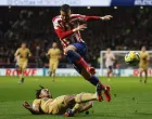 epa10396308 Atletico's striker Yannick Ferreira-Carrasco (R) vies for the ball against FC Barcelona's defender Jules Kounde (L) during the Spanish LaLiga soccer match between Atletico de Madrid and FC Barcelona at Civitas Metropolitano stadium in Madrid, Spain, 08 January 2023. EPA/J.J.Guillen/Foto: J.j.guillen