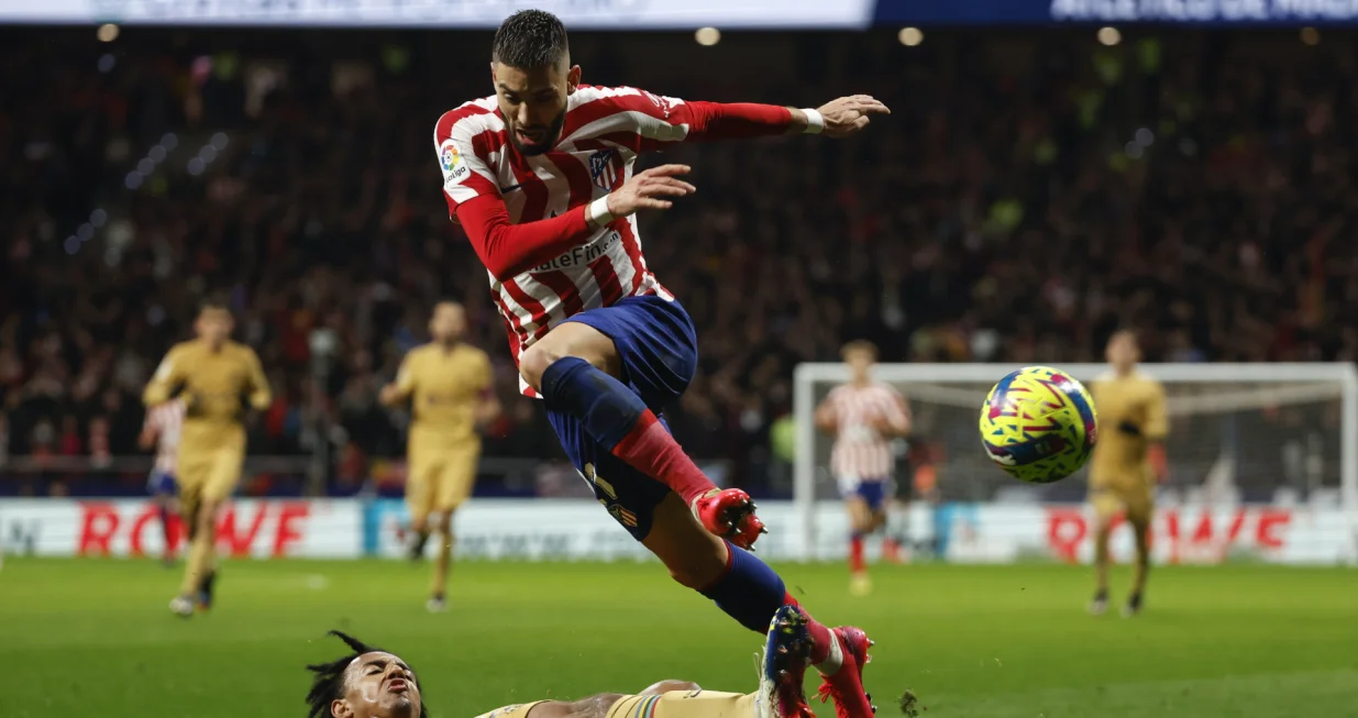 epa10396308 Atletico's striker Yannick Ferreira-Carrasco (R) vies for the ball against FC Barcelona's defender Jules Kounde (L) during the Spanish LaLiga soccer match between Atletico de Madrid and FC Barcelona at Civitas Metropolitano stadium in Madrid, Spain, 08 January 2023. EPA/J.J.Guillen/Foto: J.j.guillen