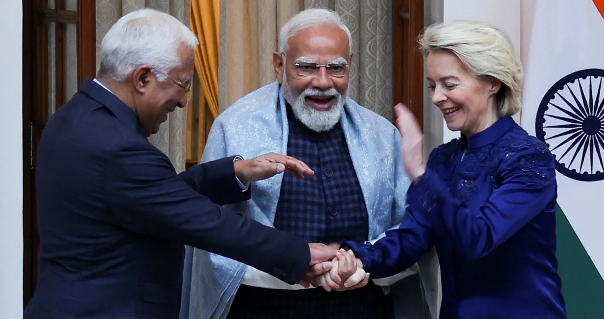 European Council President Antonio Costa, European Commission President Ursula von der Leyen and Indian Prime Minister Narendra Modi hold hands as they pose during a photo opportunity ahead of their meeting at the Hyderabad House in New Delhi, India, January 27, 2026. REUTERS/Altaf Hussain/Altaf Hussain