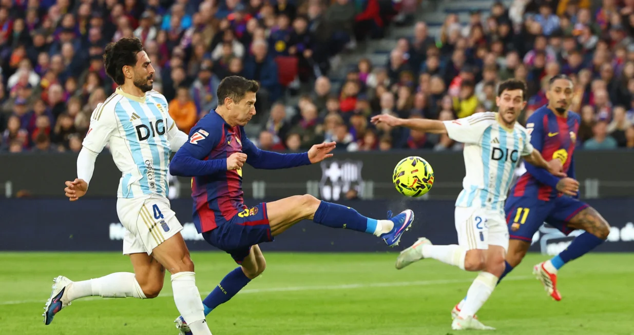 Soccer Football - LaLiga - FC Barcelona v Real Oviedo - Spotify Camp Nou, Barcelona, Spain - January 25, 2026 FC Barcelona's Robert Lewandowski in action with Real Oviedo's David Costas REUTERS/Albert Gea/Foto: Albert Gea