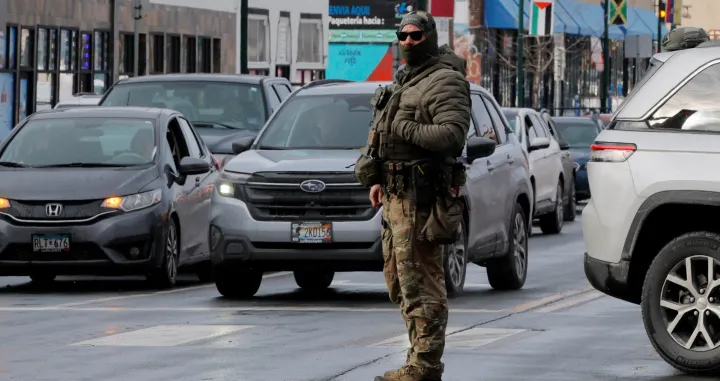 A U.S. Border Patrol agent stands in the street as a man is detained off the sidewalk, after a U.S. Immigration and Customs Enforcement (ICE) agent fatally shot Renee Nicole Good, in Minneapolis, Minnesota, U.S., January 10, 2026. REUTERS/Brian Snyder/Brian Snyder