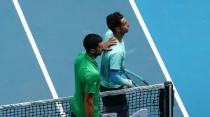 Tennis - Australian Open - Melbourne Park, Melbourne, Australia - January 28, 2026 Italy's Lorenzo Musetti with Serbia's Novak Djokovic after retiring from his quarter final match REUTERS/Tingshu Wang/Foto: Tingshu Wang