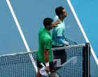 Tennis - Australian Open - Melbourne Park, Melbourne, Australia - January 28, 2026 Italy's Lorenzo Musetti with Serbia's Novak Djokovic after retiring from his quarter final match REUTERS/Tingshu Wang/Foto: Tingshu Wang
