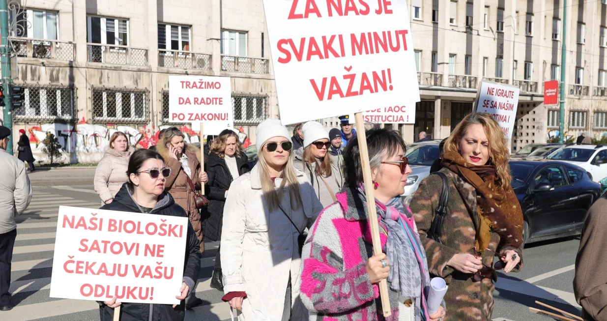 Protesti grupe pacijenata o&scaron;tećenih zatvaranjem klinike northwestern medical center u sarajevu ispred higijenskog zavoda/Senad Gubelić