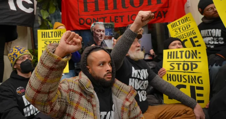 NEW YORK, SJEDINJENE AMERIČKE DRŽAVE - 27. JANUAR: Demonstranti protiv ICE-a zauzeli su Hilton Garden Inn na &Scaron;estoj aveniji u Tribeci na Manhattanu, držeći transparente na kojima se poziva da hotel prestane smje&scaron;tati agente za provođenje savezne imigracijske politike u utorak, 27. januara 2026. godine, New York City, Sjedinjene Američke Države. (Sel&ccedil;uk Acar - Anadolu Agency)/